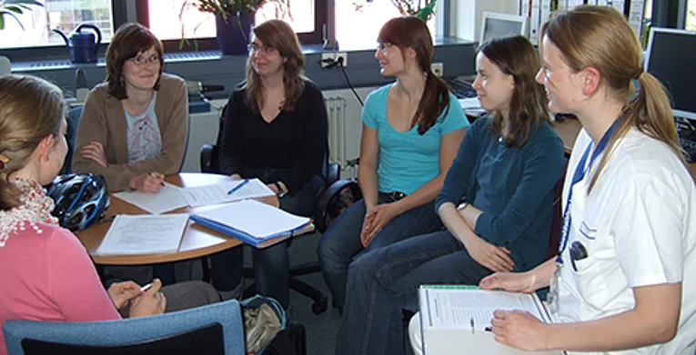 Apothekerin Frau Dircks mit Studenten